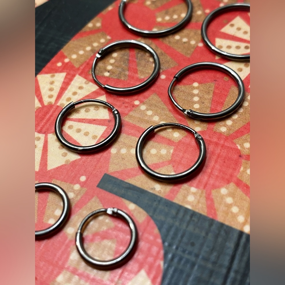 Black hopped earrings